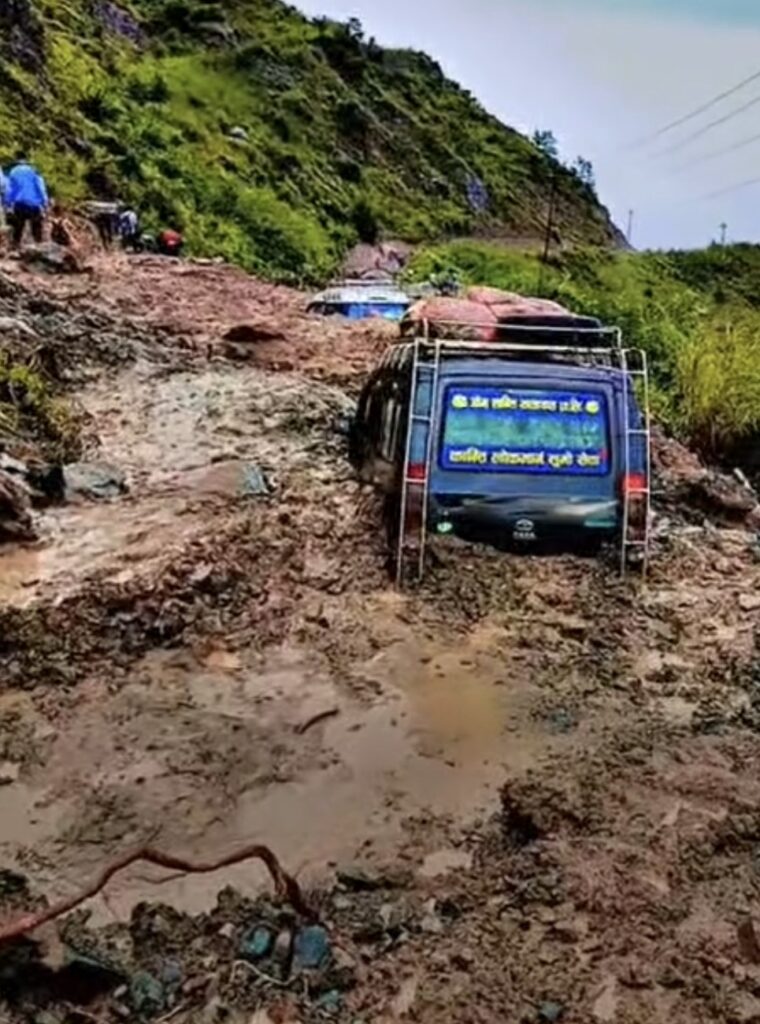 झ्याप्ले खोलामा सडक खुलेयता १७ सय सवारी काठमाडौँ भित्रिए