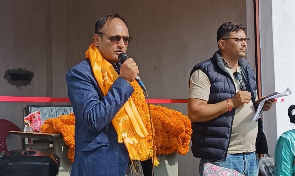 मतदाता भेटघाट कार्यक्रममा व्यस्त तिवारी