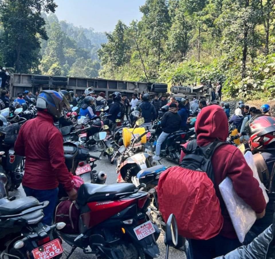 चुरियामाई मन्दिर नजिकै लहरी पल्टियो