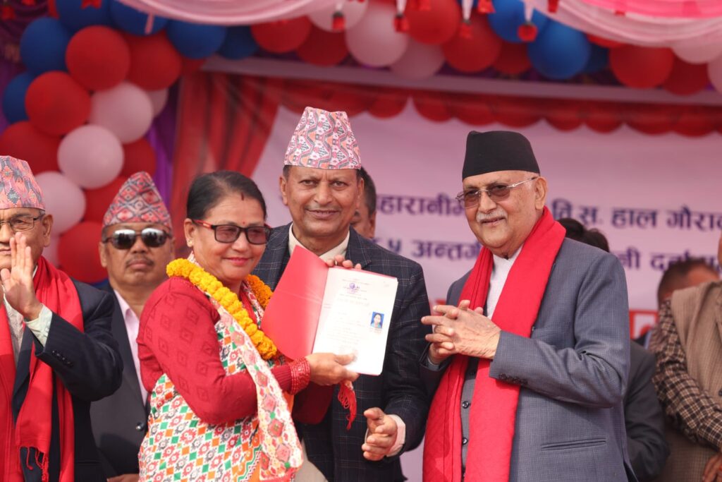 गृहजिल्ला पुगेर प्रधानमन्त्रीले बाँडे लालपूर्जा