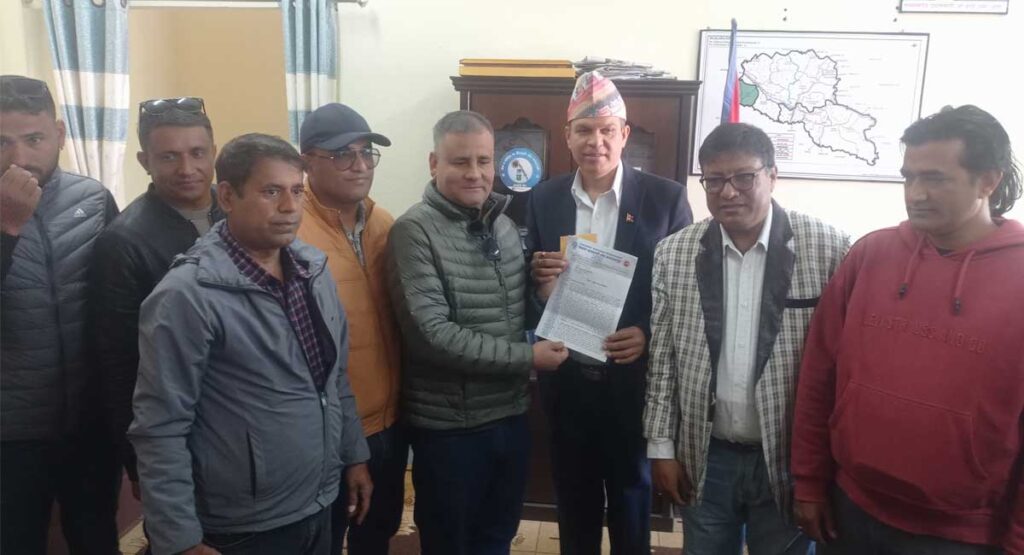 १४ बुँदे माग राख्दै निर्माण व्यवसायीले बुझाए प्रधानमन्त्रीलाई ज्ञापनपत्र