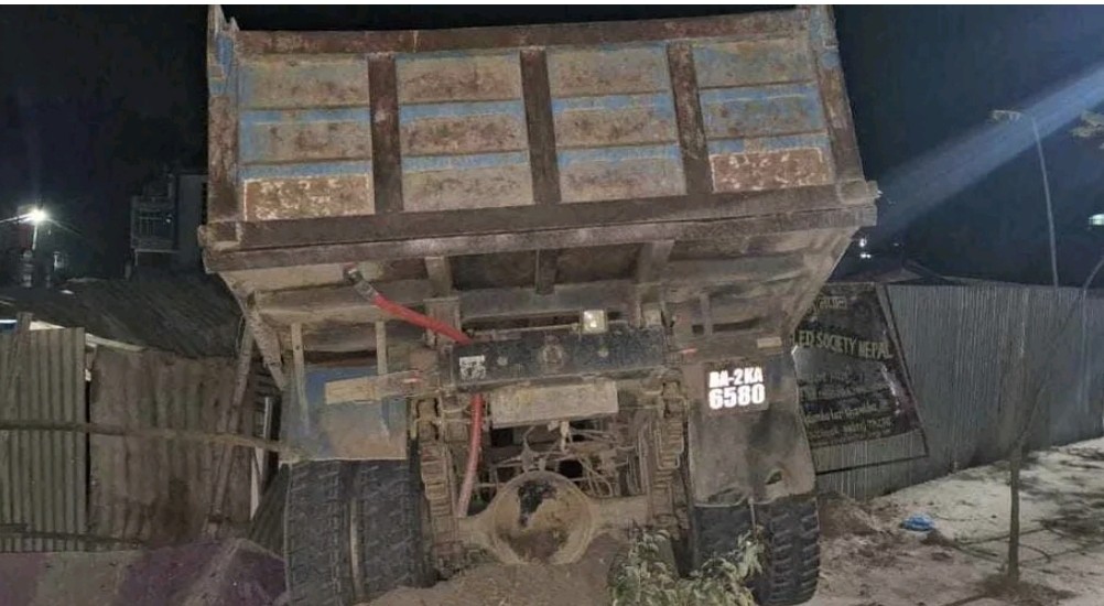 टिपरको ठक्करबाट तीन जनाको मृत्यु
