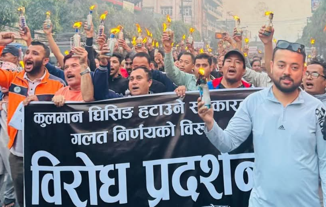 कुलमानको पक्षमा हेटौंडामा प्रदर्शन, प्रधानमन्त्रीको पुत्ला दहन