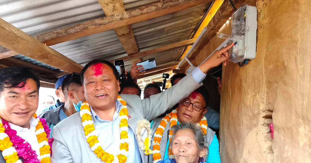 मकवानपुरकाे राक्सिराङका सबै वडामा बिजुली पुग्यो