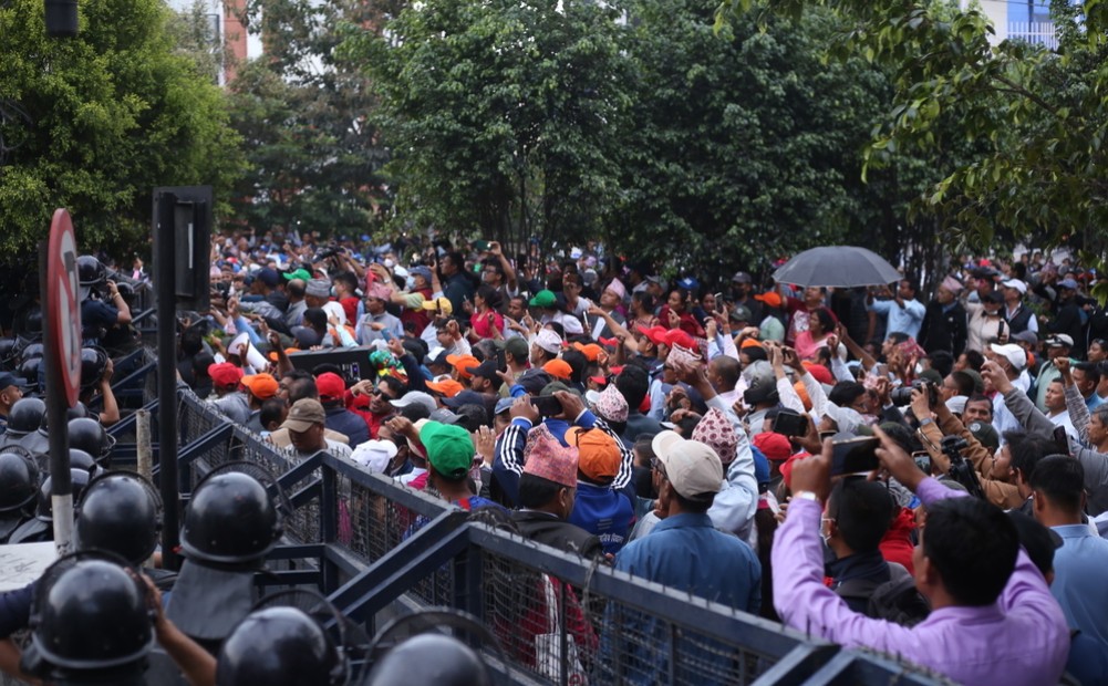 शिक्षकमाथि प्रहरीले पानीको फोहोरा हानेको घटनाको घोर भर्त्सना गर्छौं : महासंघ