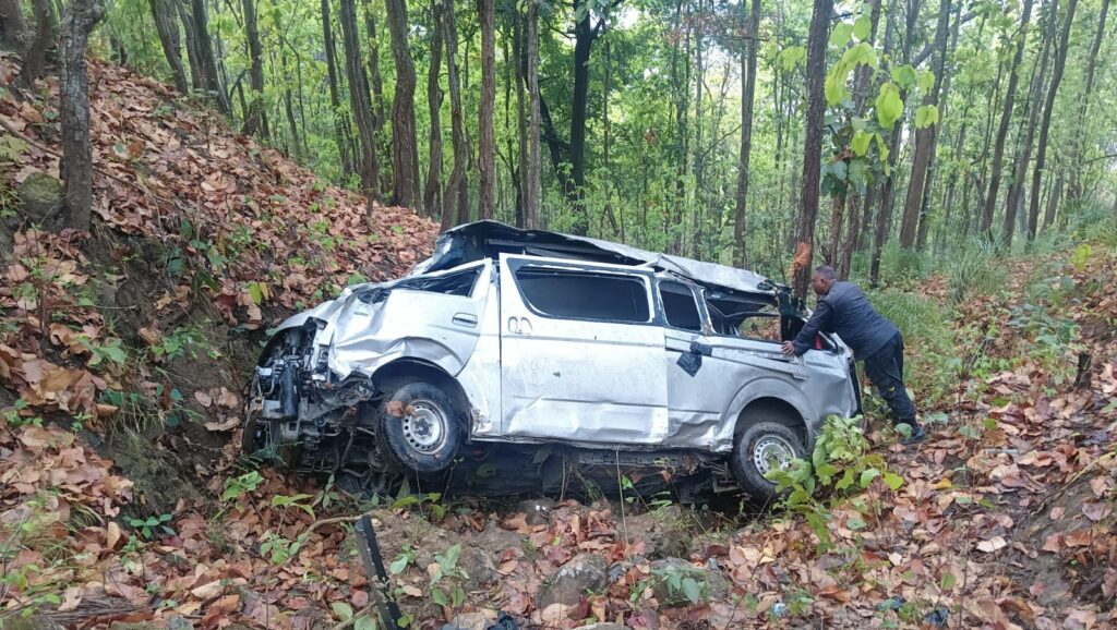 मकवानपुरगढीमा इभी गाडी दुर्घटनामा दुइ जनाको मृत्यु १४ जना घाइते