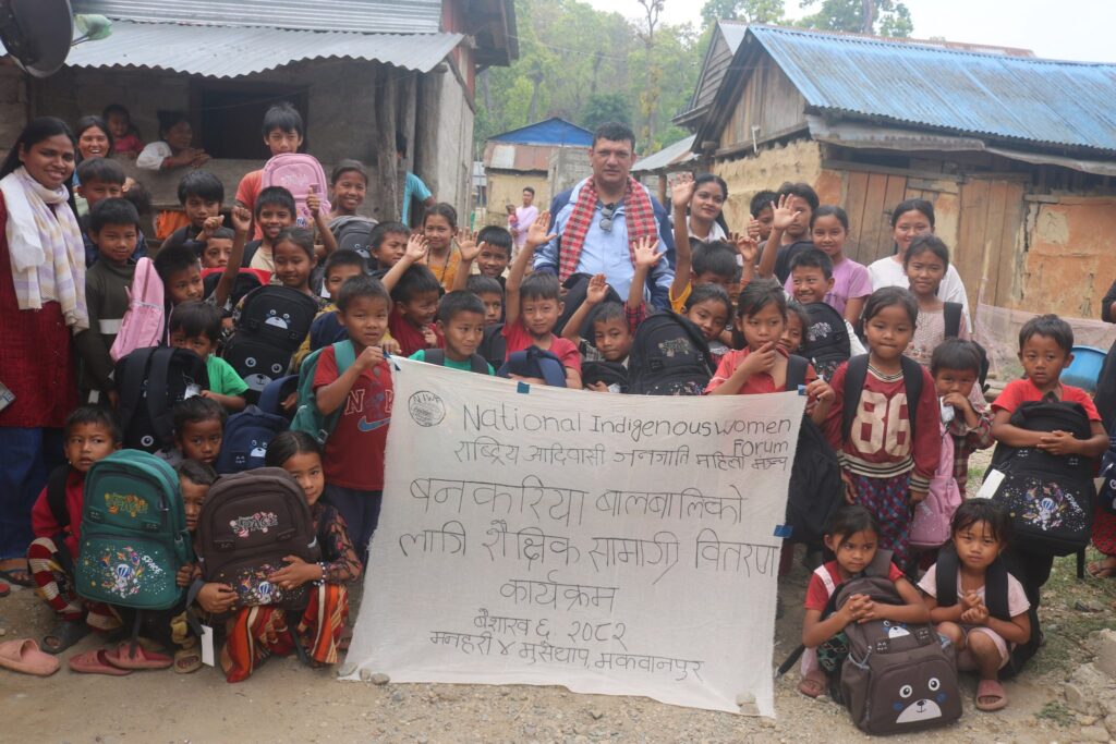 मकवानपुरका बनकरियासहित ४९ बालबालिकालाई विद्यालय पोशाक र स्टेशनरी