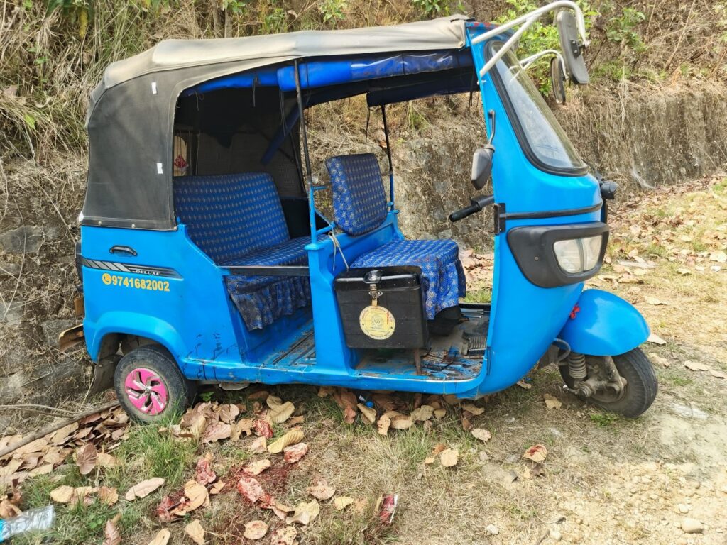 मकवानपुरगढीमा अटोमा ढुंगा खस्दा चालक गम्भिर घाइते