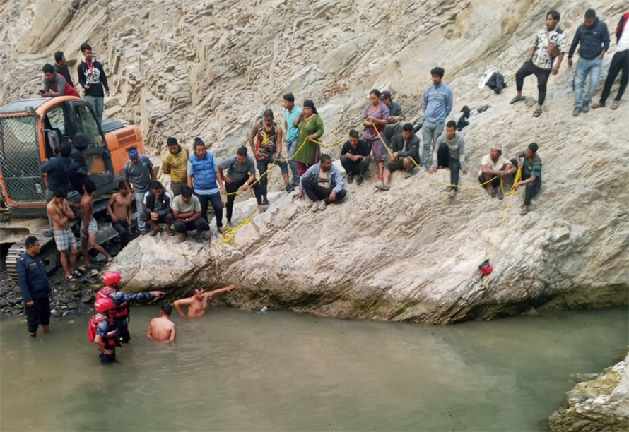 मकवानपुरको सिस्नेरी खोलामा पौडी खेल्न गएका ३ बालकको डुबेर मृत्यु