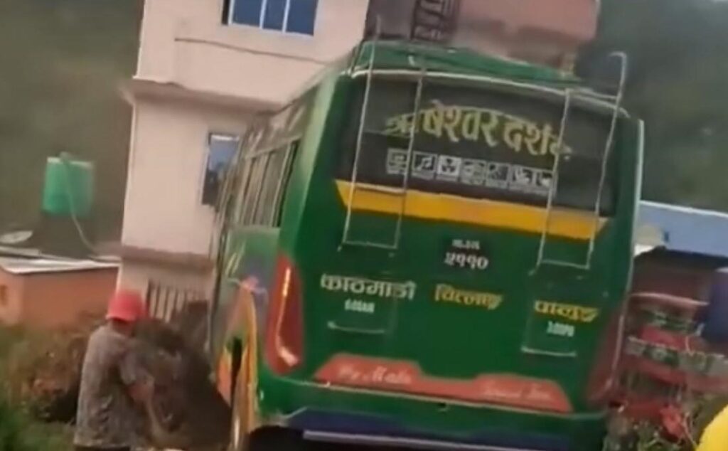 मकवानपुरमा बस दुर्घटनामा तीन जनाको मृत्यु